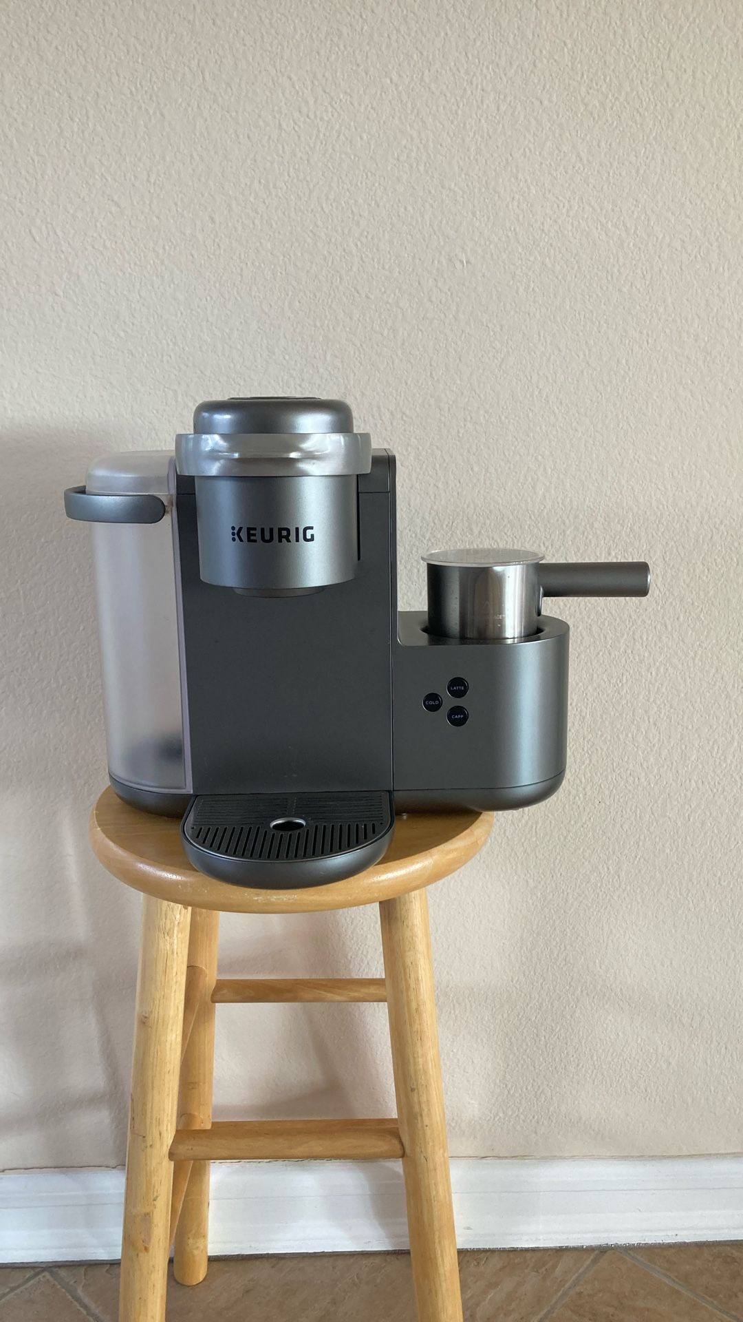 Kuerig K-4 Cup Coffee Maker With milk frother