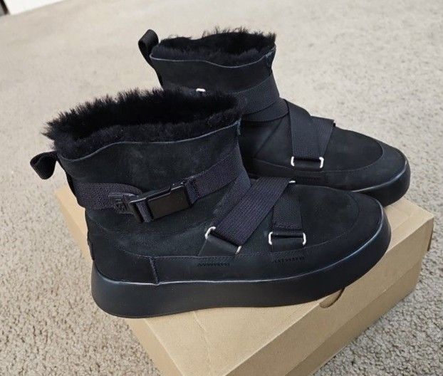 UGG W Classic Boom Buckle Black Boots Size 8 As New