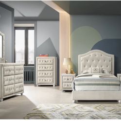Full or twin size Bedroom Set / Includes: dresser, mirror, nightstand and bed frame. 