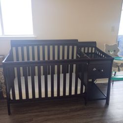 BABY CRIB WITH CHANGING STATION 