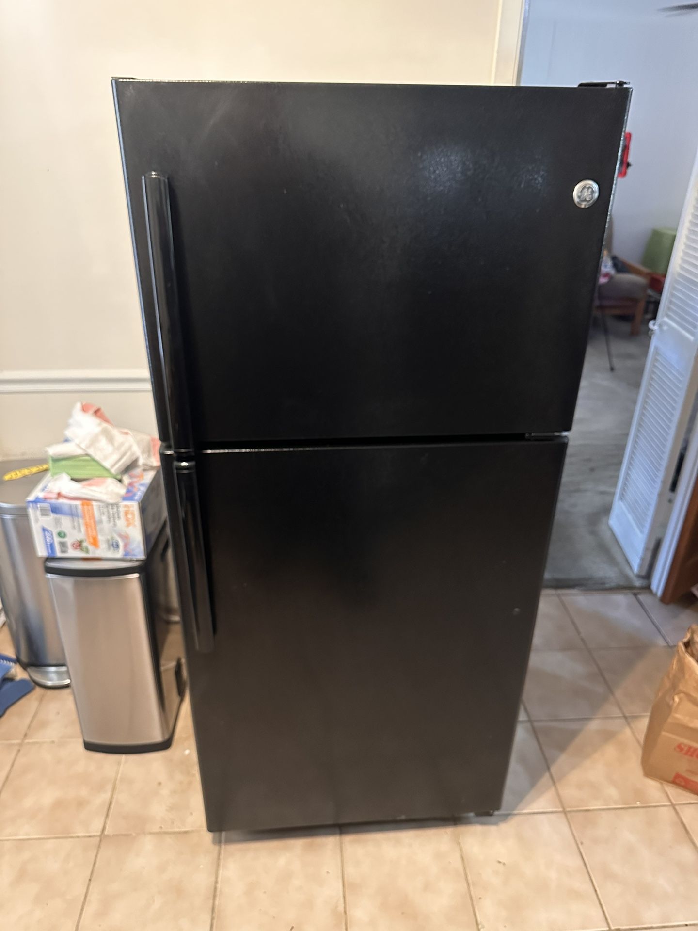 NICE CLEAN REFRIGERATOR/ FREEZER!!