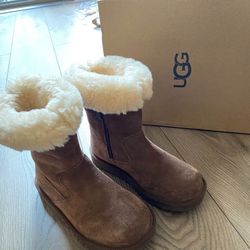UGG / Youth 3