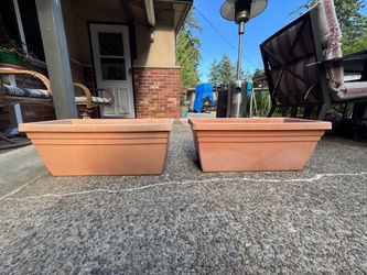 Set of 2 plastic pots