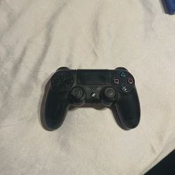 Black PS4 controller 