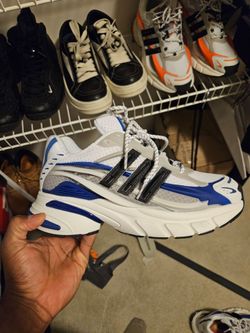 Adidas jellyfish size 9.5
