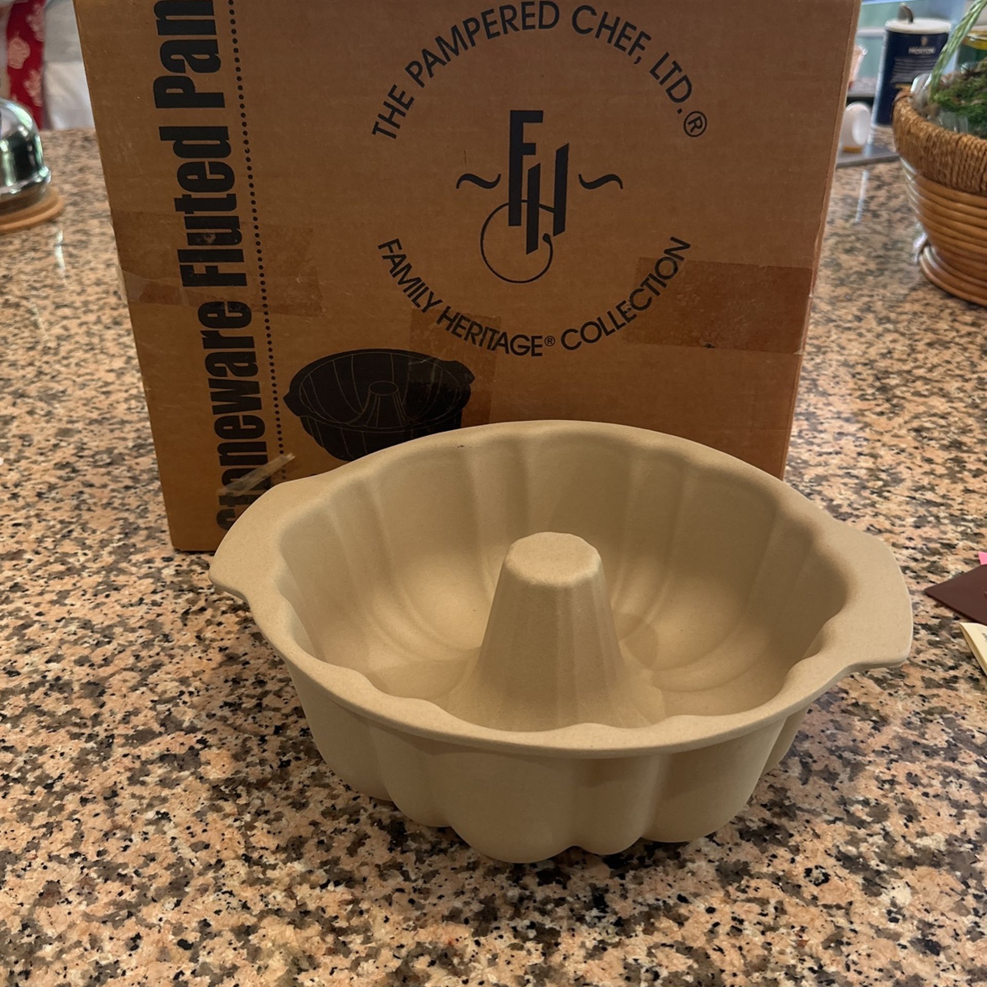 Pampered chef. Stoneware Fluted Pam