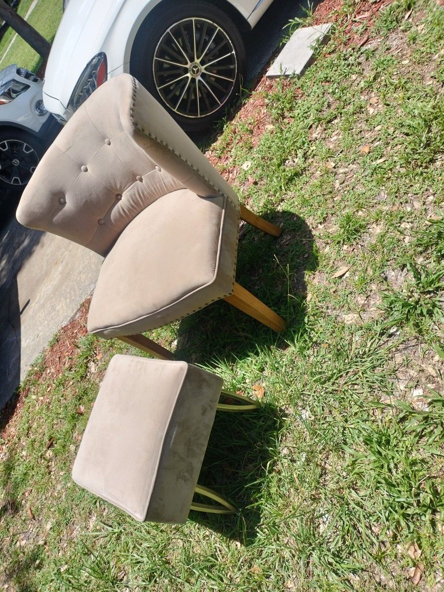 Modern Accent Chair w/Stool