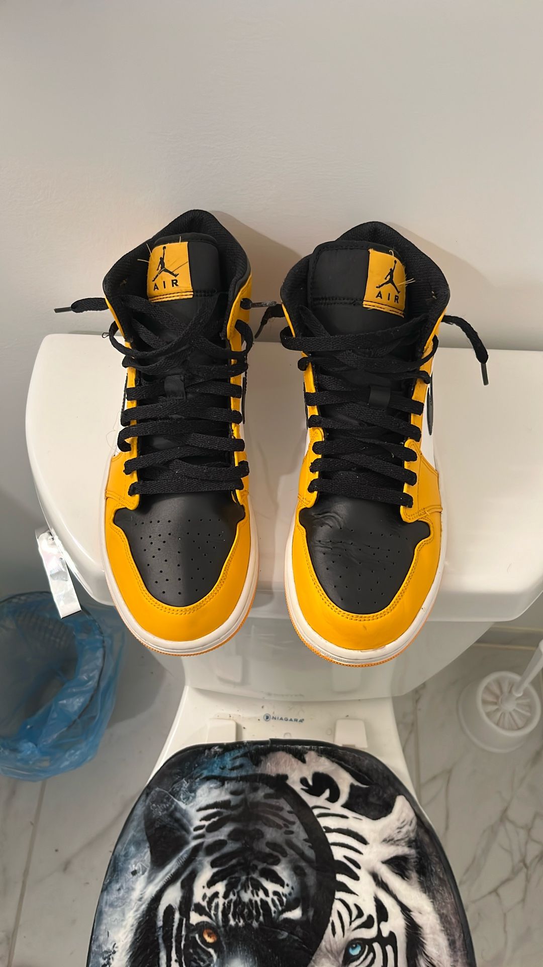 Jordan 1 Mid Reverse Yellow toe (size) 10