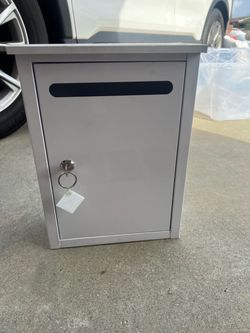 Lockable Metal Mailbox with Key