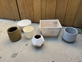 7 assorted planter pots