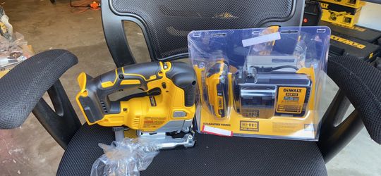 DEWALT BRUSHLESS XR DCS334 CORDLESS VAR SPEED JIG SAW BATTERY (1)2 AH(1) CHARGER