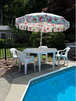 Outdoor Patio Table with 4 Chairs & Umbrella