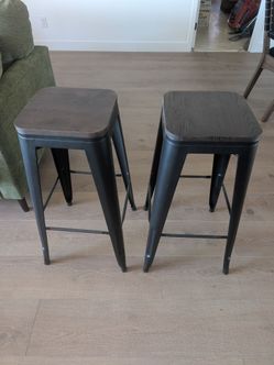 2 bar stools