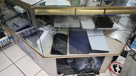 Like New Glass display shelf cornered