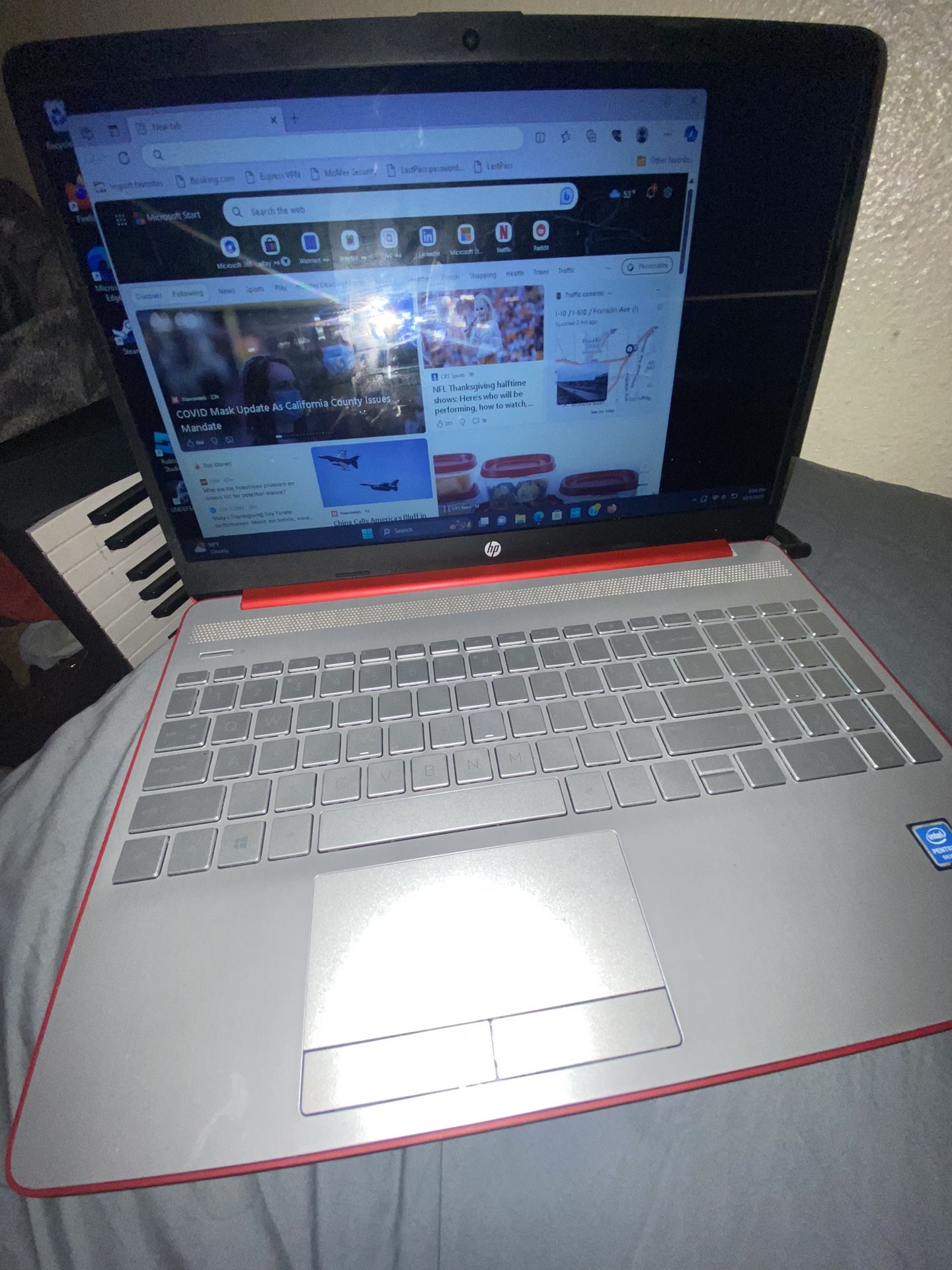 HP 15.6" Laptop, Intel Pentium Silver N5000, 4GB RAM, 500GB HD, Windows 10 Home, Scarlet Red, 15-dw0081wm
