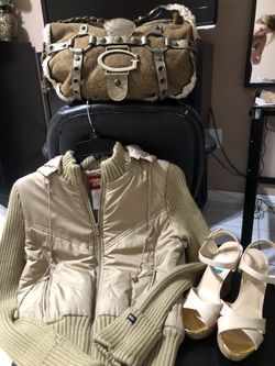Abrigo, cartera y zapatos, todo marca guess