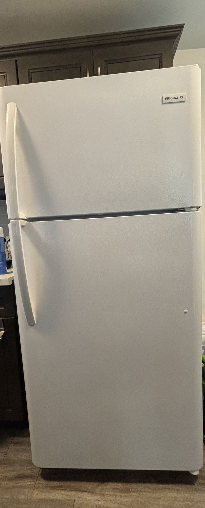 FRIGIDAIRE TOP FREEZER REFRIGERATOR USED
