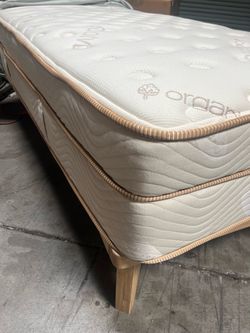 Like new- Modern Solid Wood Twin Bed Frame & Luxury Saatva organic Mattress Set