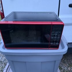 SLIGHTLY USED (Mainstays 0.7 Cu ft Compact Countertop Microwave Oven in red) 