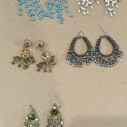 BUNDLE OF 5 PAIRS OF VINTAGE EARRINGS.