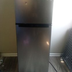 Magic Chef Refrigerator Black,Grey,Hmdr450se