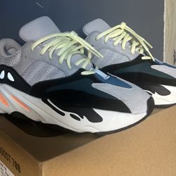 Adida Yeezy 700 Size 8