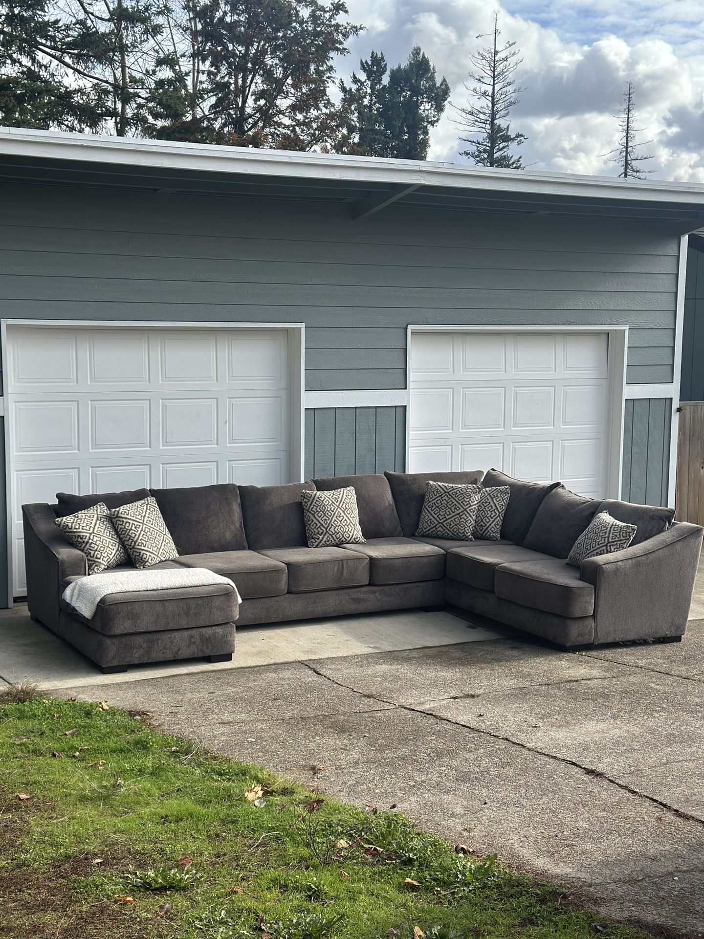 Free Local Delivery — 3-Piece Stanton (Pacific Industries) Sectional