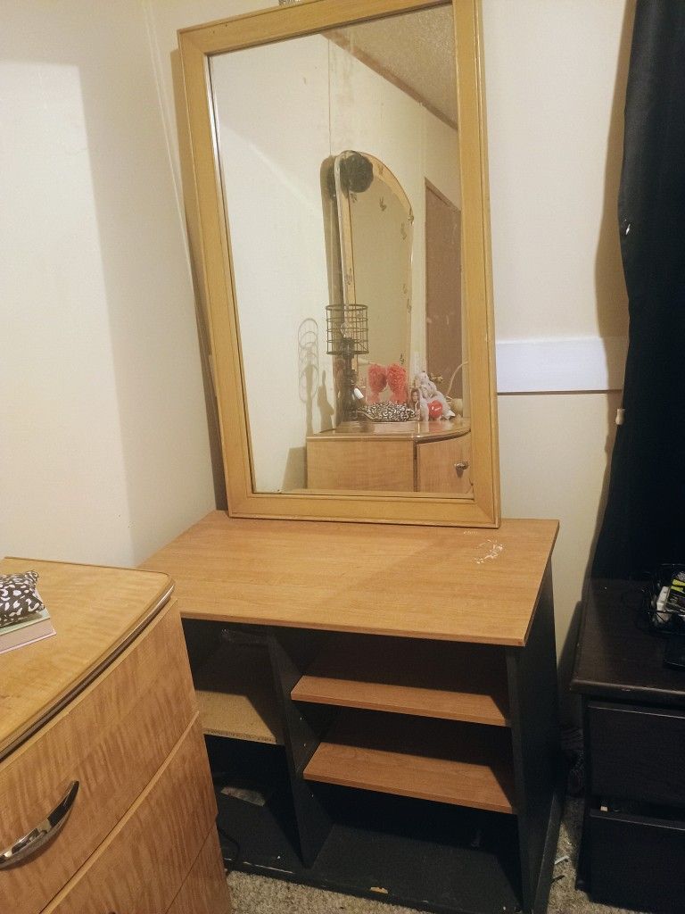 Dresser With Mirror