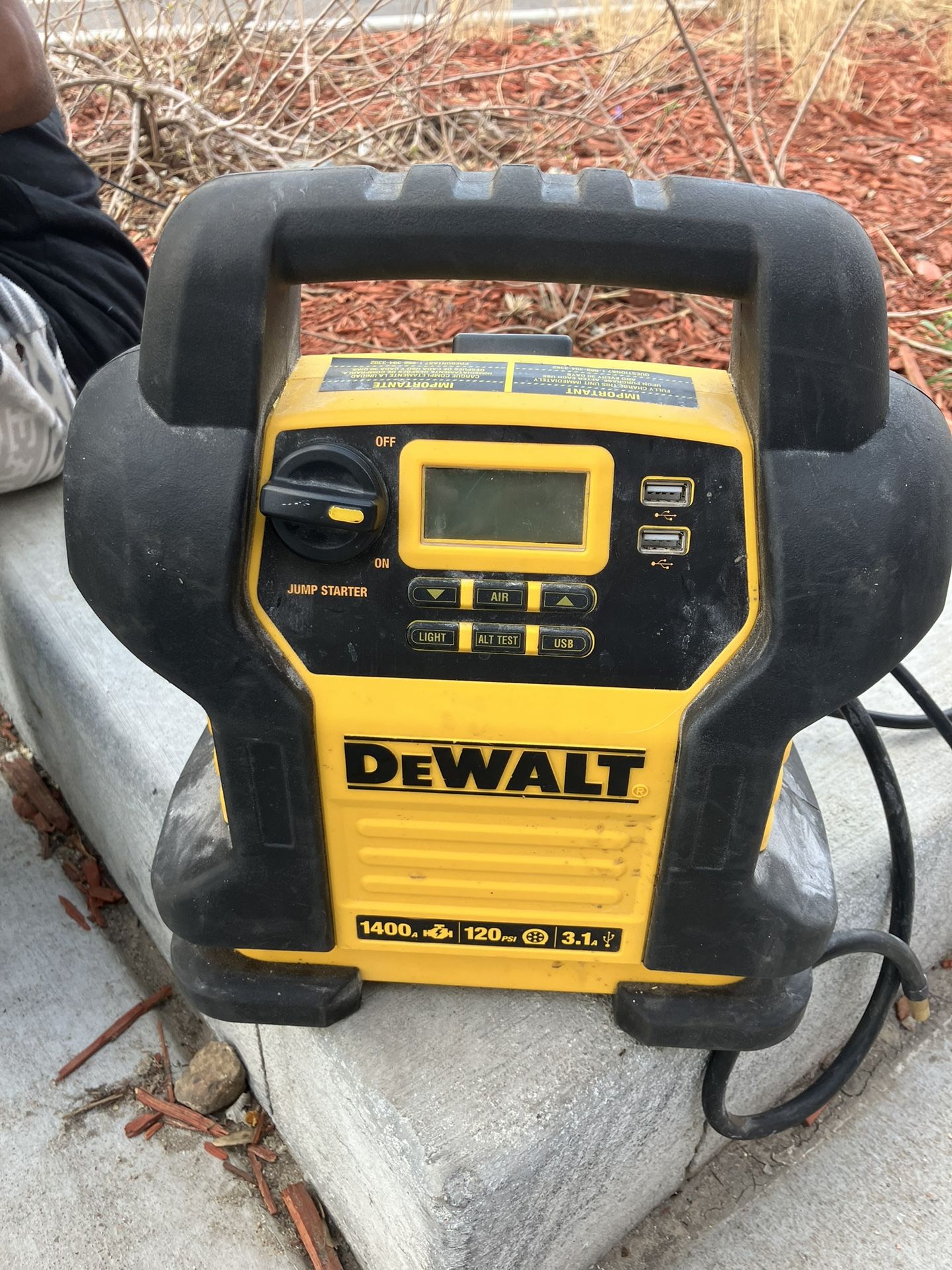 Dewalt 1400 Jump Starter