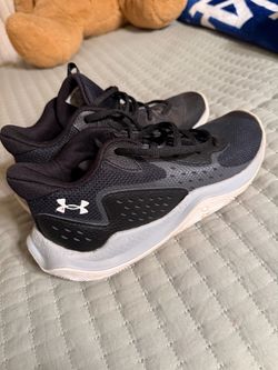 Big boys under armor tennis shoes - 7Y