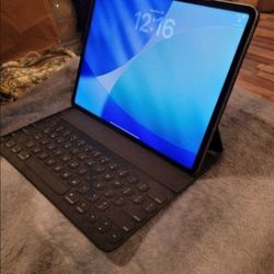 Apple IPad Pro 6th Gen 2022 12.9 inch 1TB iCloud Unlocked WiFi Only w/ Apple Keyboard Mint Condition
