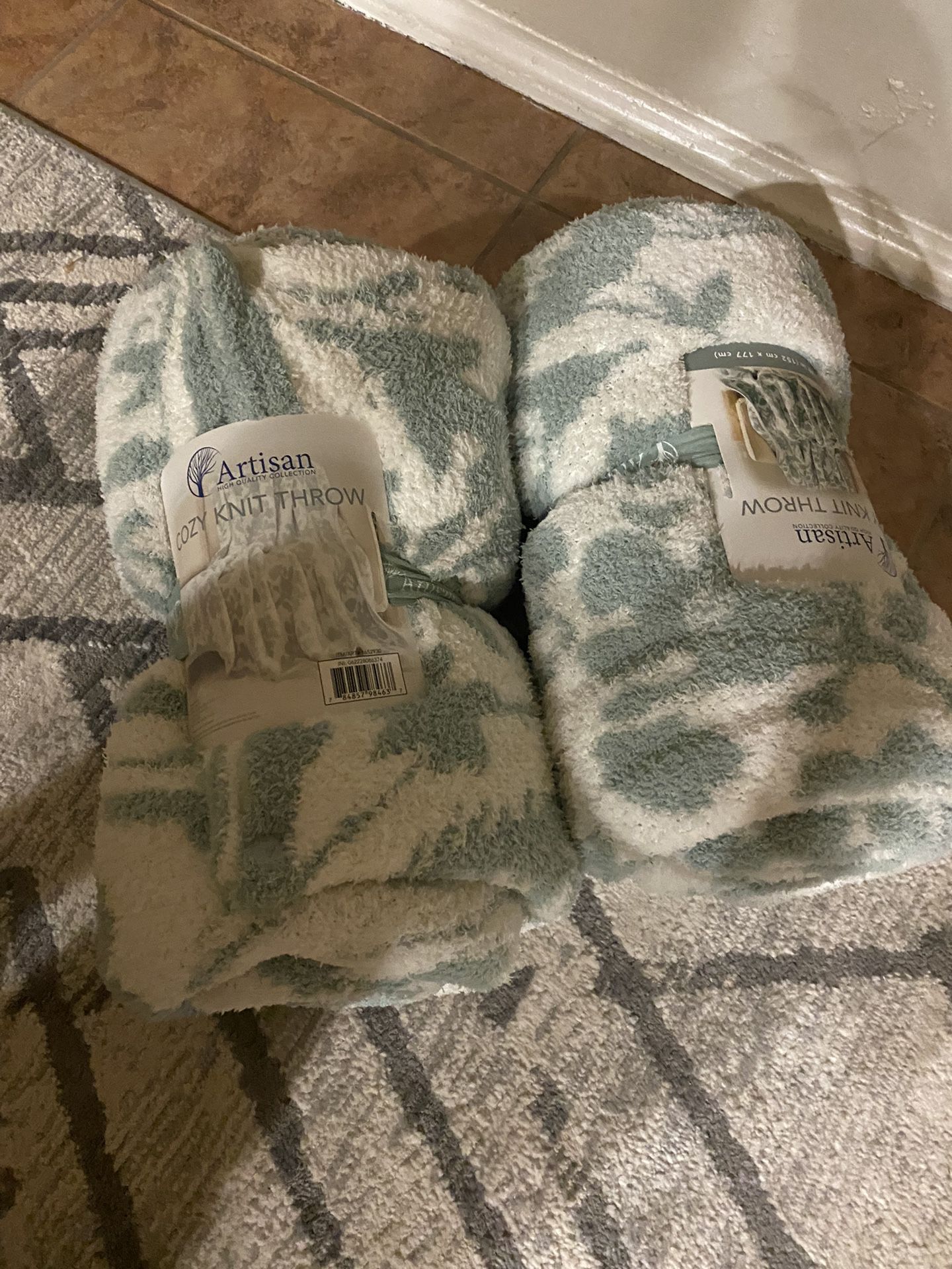 Really Soft Blankets ( Brand New, Never Open , Or Used !) 20$each
