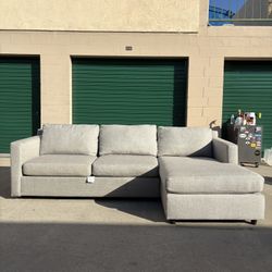 Crate & Barrell Sectional Couch 🛻Delivery Available🛻