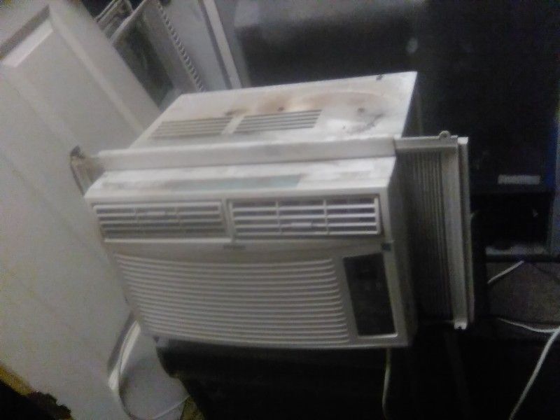 8000 Btu Haier Window Air Conditioner AC READ