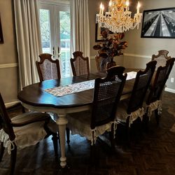 Dinning Room Table And 8 Chairs 
