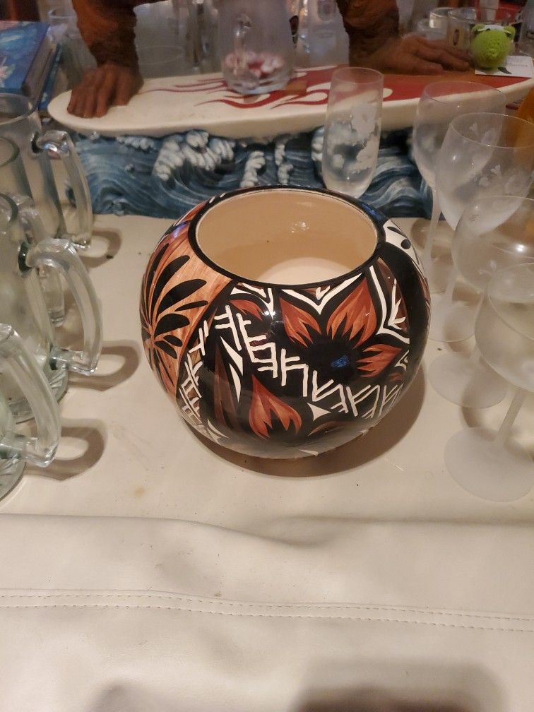 Moving Hawaiian painted large bowl vase