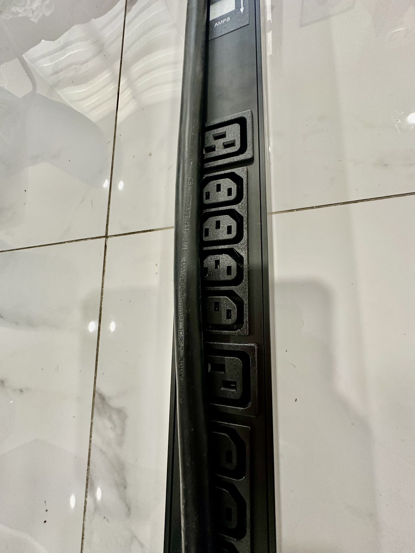 Tripp.lite Regleta de Corriente 30 Tomás Para Enganchar