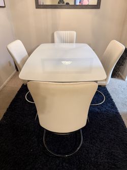 White expandable dining table with 4 chairs - seats 6