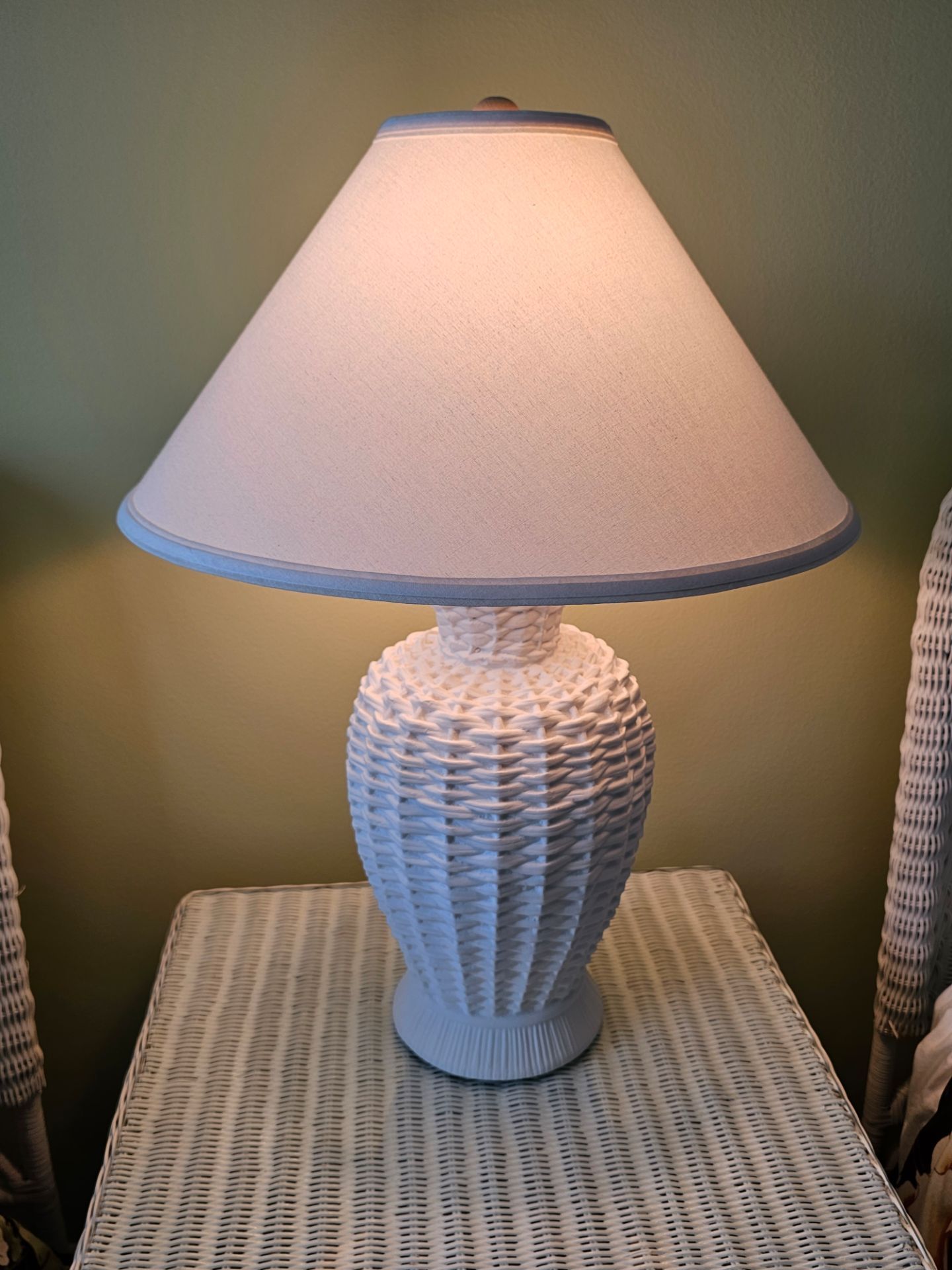 πWoven Ratan Plaster Table Lamp - White