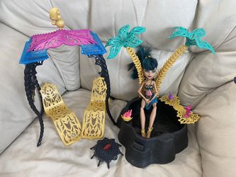 Monster High 13 Wishes Desert Fright Oasis Play set  & Cleo De De Nile Doll