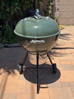 Weber Original Kettle 22 in. Charcoal Gril