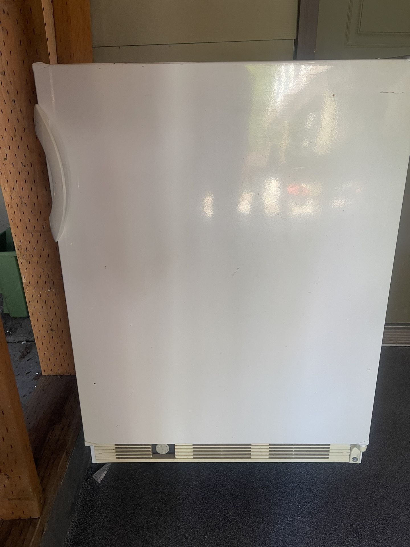 SMALL REFRIGERATOR/FREEZER!!!