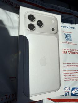 New Unlocked Apple Iphone 17 Pro Max silver 1Tb With Apple Receipt, Bonus New Case And Screen Protector And I Can Deliver