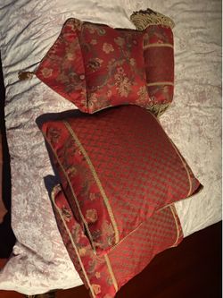 Throw pillows set in red & gold brocade