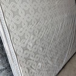 QUEEN SIZE SET With Box Spring 