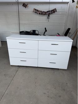 6 drawer glossy dresser!