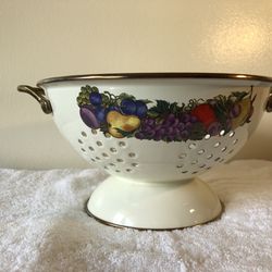 Vintage 9 1/2” Cornucopia Fruit Pattern Enamelware Porcelain Pedestal Colander Strainer 