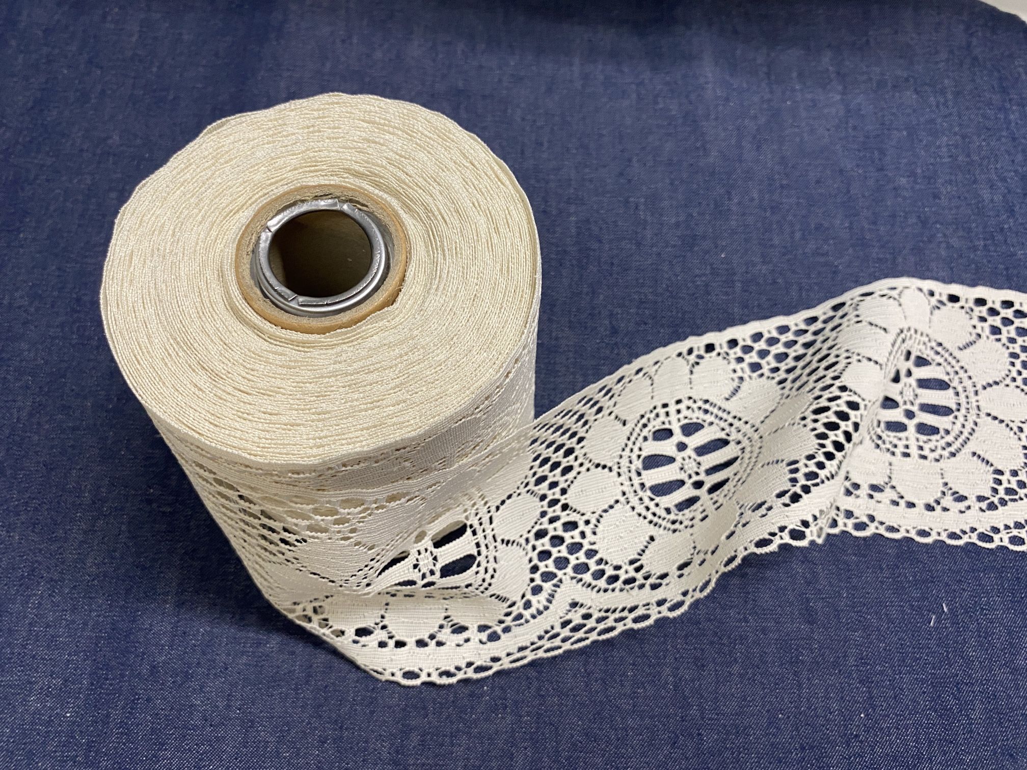 VINTAGE LACE OFF WHITE / CREAM