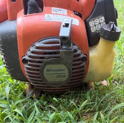 Husqvarna 125B handheld leaf blower works great