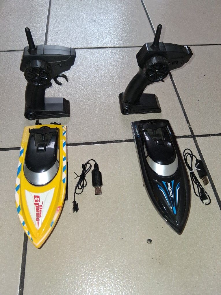 2 New Pool Rc Small Boats Comes With Everything For Them Firm Price $65